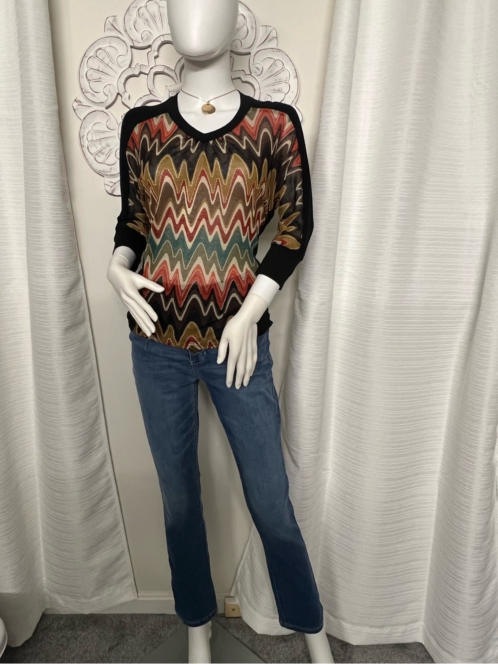 Bold Chevron Pattern V-Neck Top with Black Sleeves
Pre-Owned